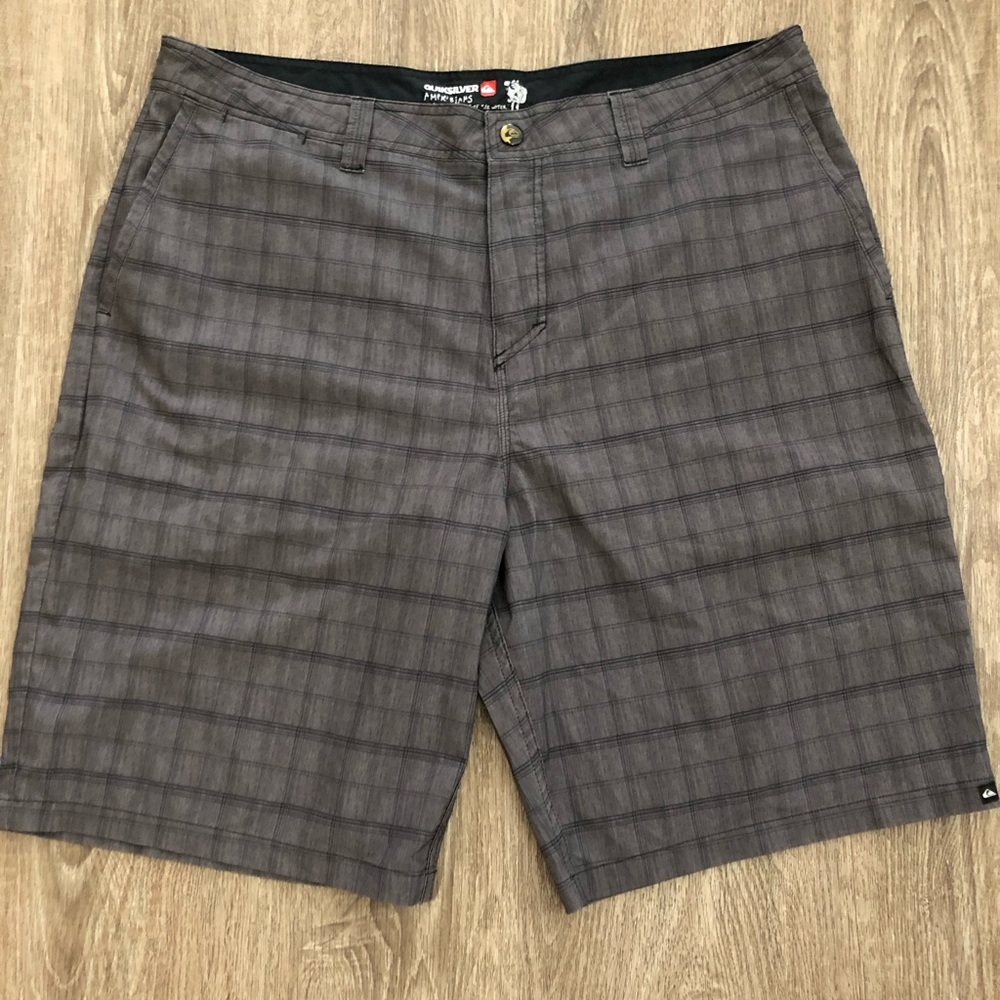 Men’s quicksilver amphibian board short. Size 38